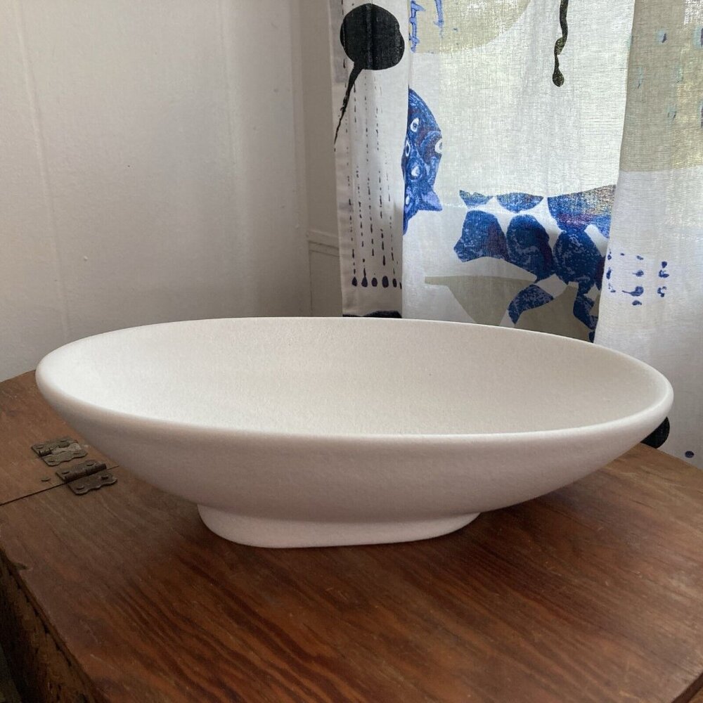 Bugambilia Oval Serving Bowl coated aluminum Stone Look Modernist buffet white